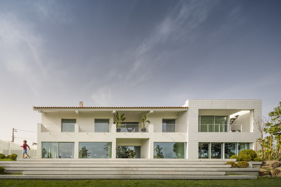 Estoril RM House von João Tiago Aguiar Arquitectos | Einfamilienhäuser