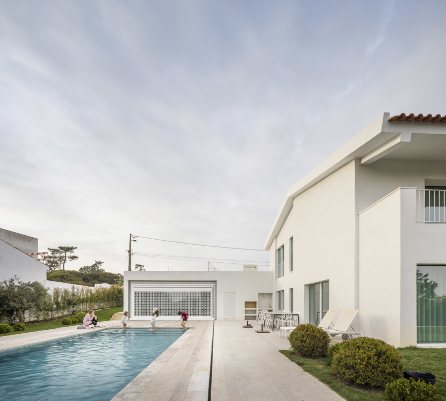 Estoril RM House von João Tiago Aguiar Arquitectos | Einfamilienhäuser