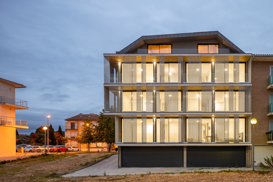 Bloco Habitacional I von Carolina Freitas Arquitectura | Mehrfamilienhäuser