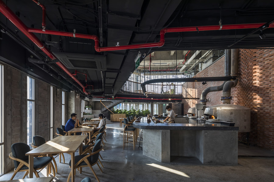 Pizza 4P's Hai Phong de Takashi Niwa Architects | Diseño de restaurantes