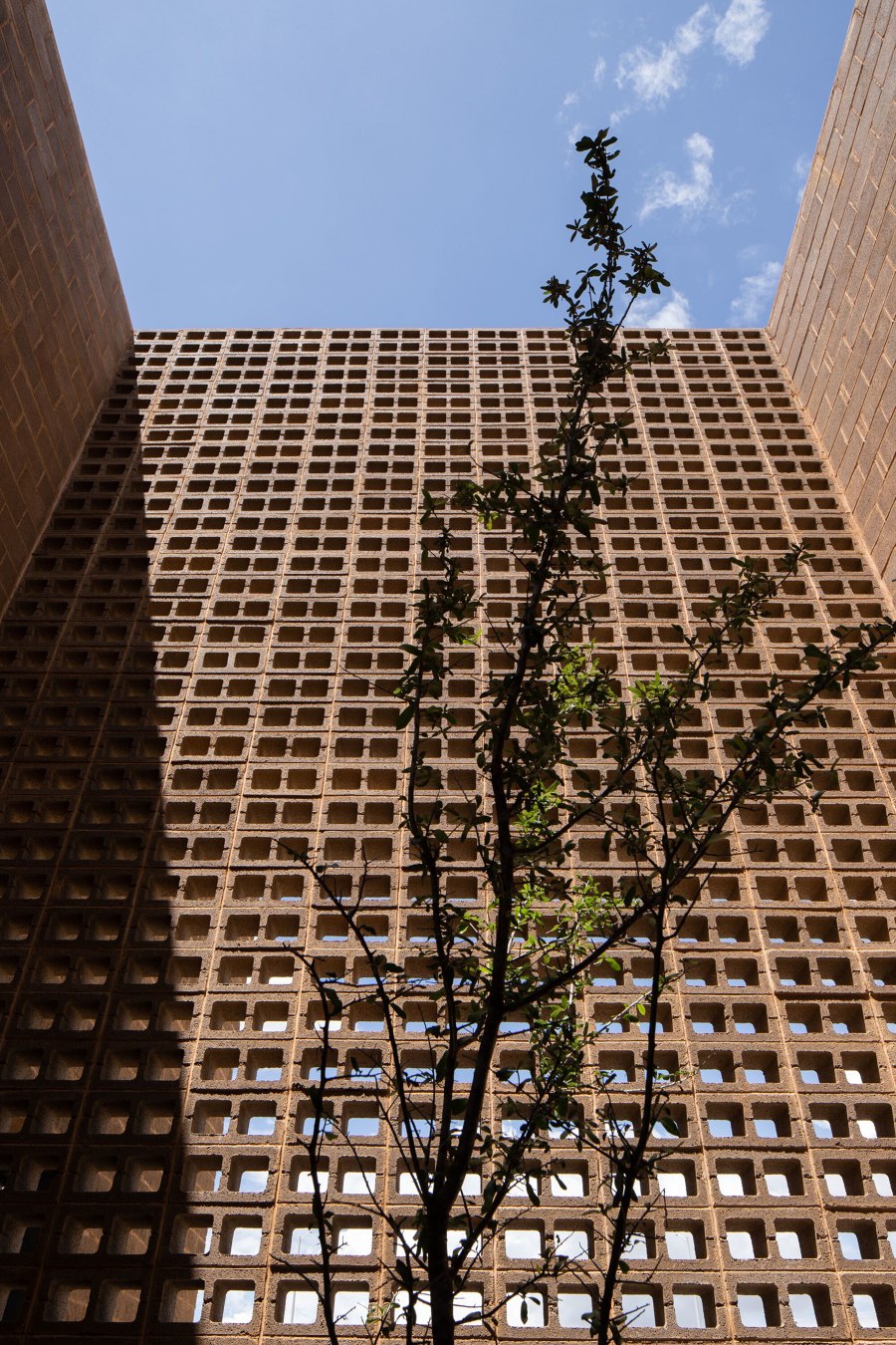 Corporate Building Envases Microonda by TorresRomero | Office buildings