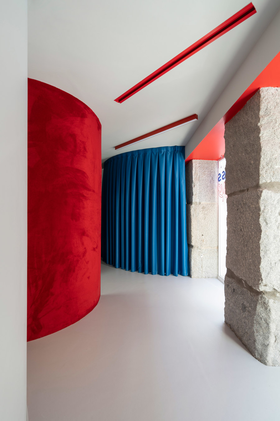 Impress Madrid Teens di Raul Sanchez Architects | Ambulatori