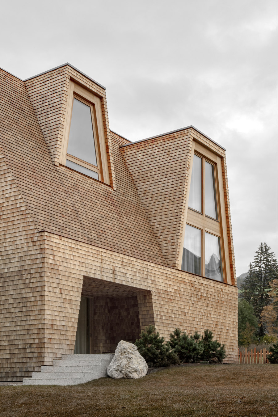 House Aqua Bad Cortina von Pedevilla Architects | Einfamilienhäuser