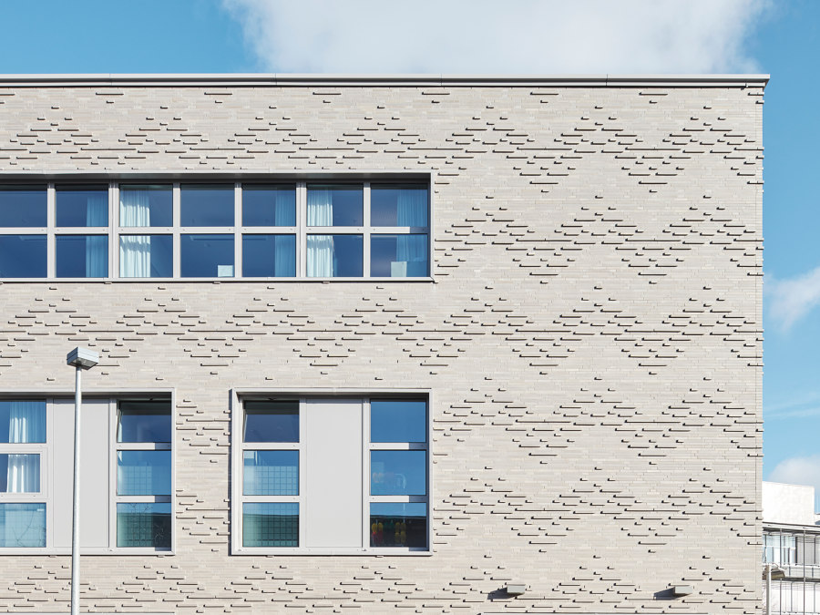 Facade and Lecture Hall Renovation for the Institute for Clinical Anatomy and Cell Analysis di Dannien Roller Architekten und Partner | Università