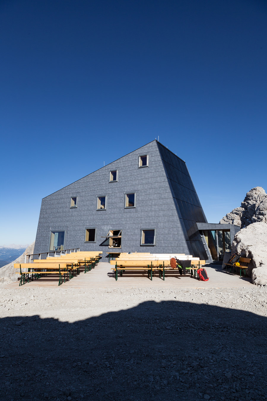 A BUILDING AS A ROCK Mountain Hut on Dachstein Glacier, Austria Title: Seetalerhütte | Manufacturer references | VELUX Group