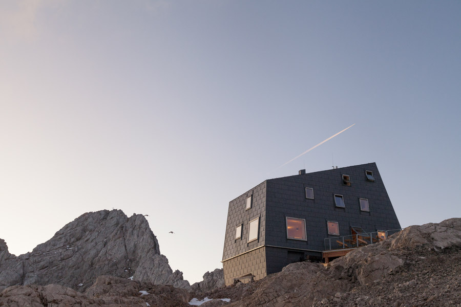 A BUILDING AS A ROCK Mountain Hut on Dachstein Glacier, Austria Title: Seetalerhütte de VELUX Group | Referencias de fabricantes