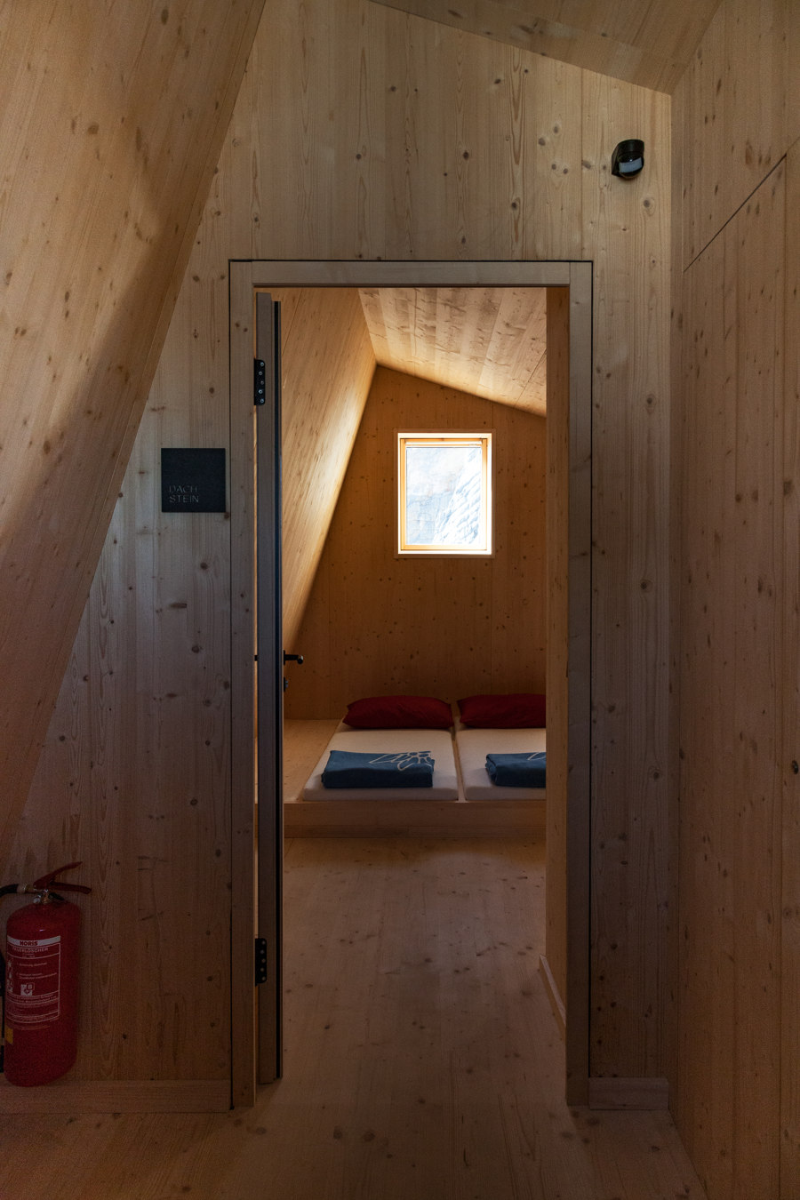 A BUILDING AS A ROCK Mountain Hut on Dachstein Glacier, Austria Title: Seetalerhütte de VELUX Group | Références des fabricantes
