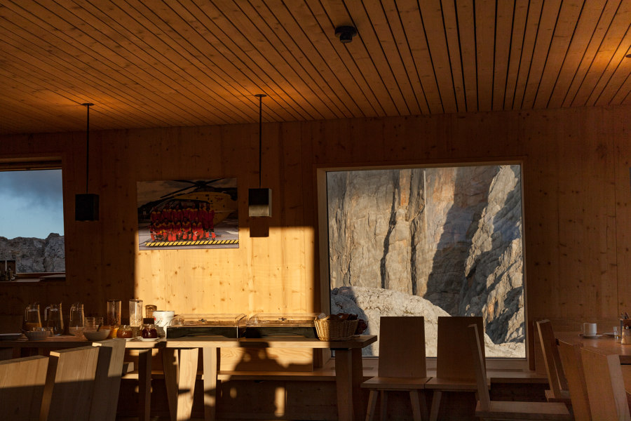A BUILDING AS A ROCK Mountain Hut on Dachstein Glacier, Austria Title: Seetalerhütte de VELUX Group | Références des fabricantes