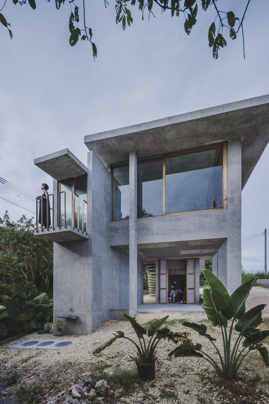 House In Majabaru by Studio Cochi Architects | Detached houses