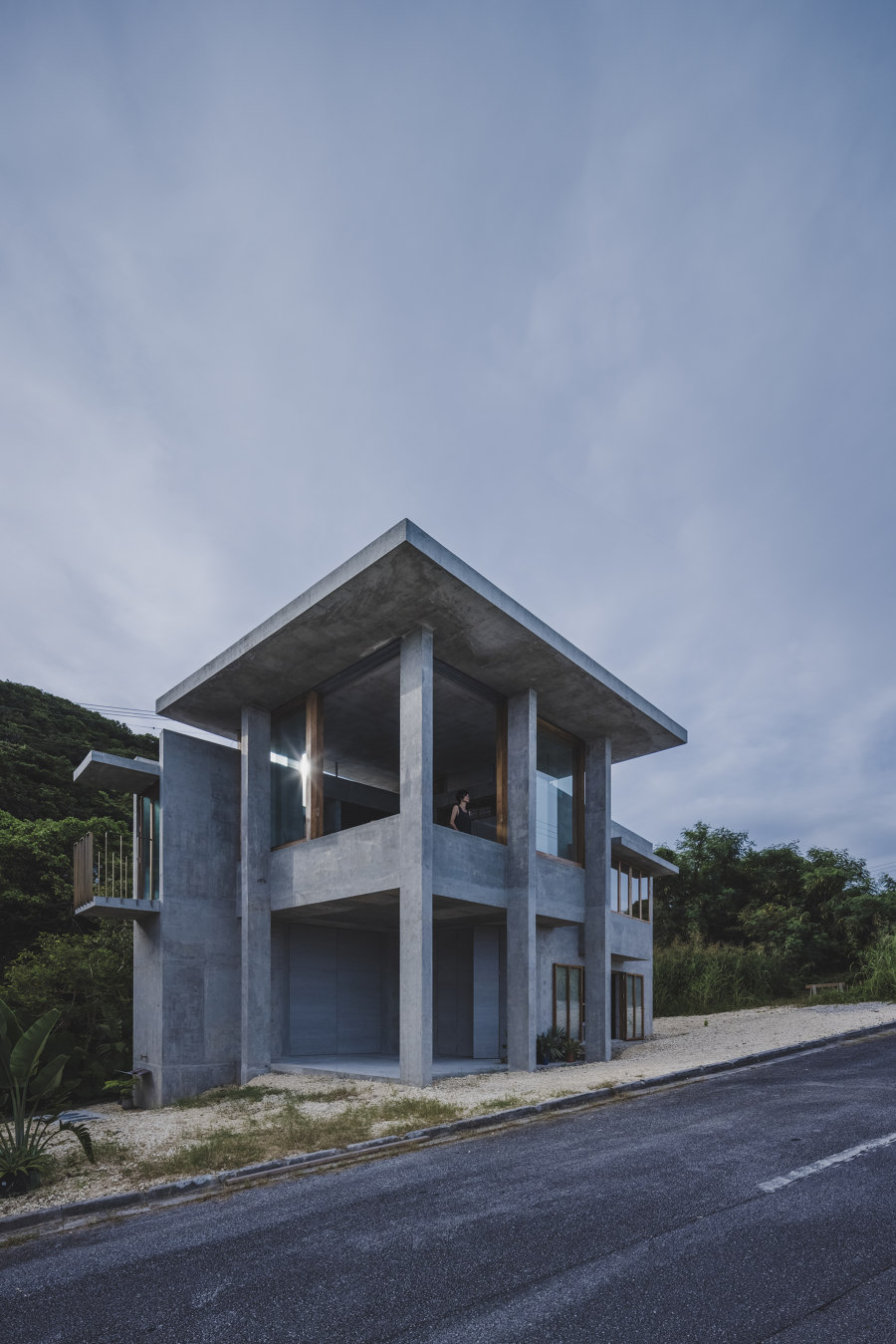 House In Majabaru by Studio Cochi Architects | Detached houses