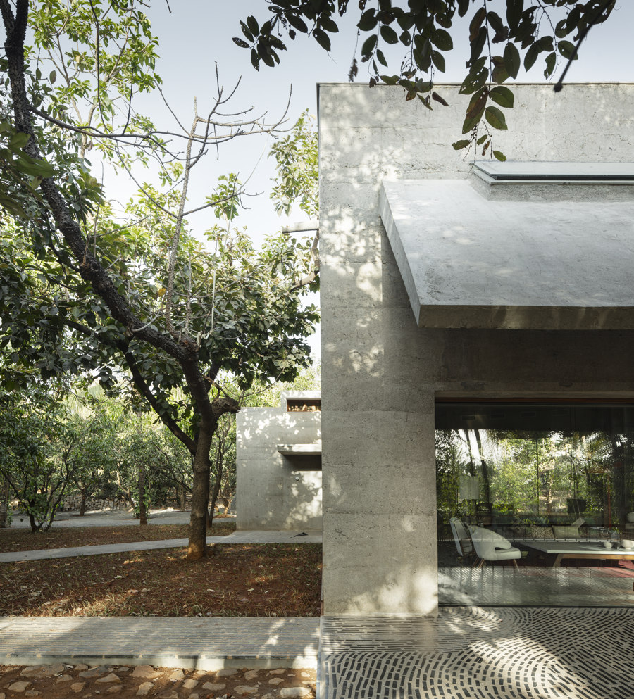 House of Concrete Experiments di Samira Rathod Design Associates | Case unifamiliari