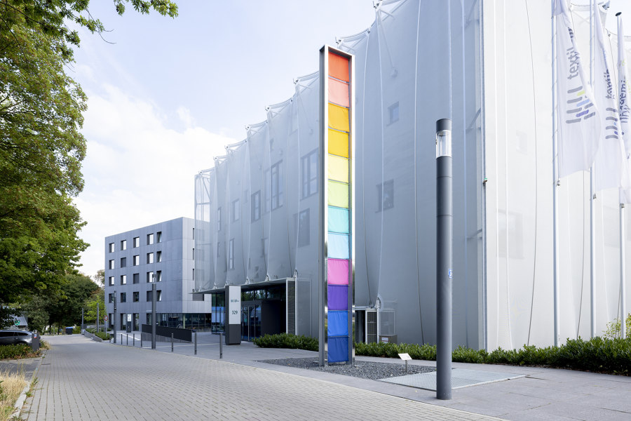 Guest house of the Textile Academy NRW von slapa oberholz pszczulny | sop architekten | Universitäten