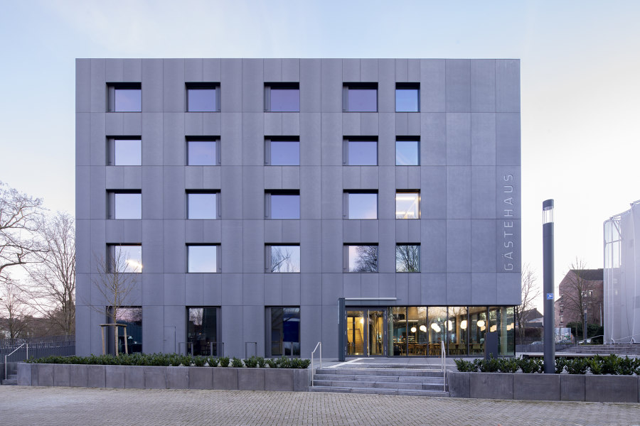 Guest house of the Textile Academy NRW von slapa oberholz pszczulny | sop architekten | Universitäten