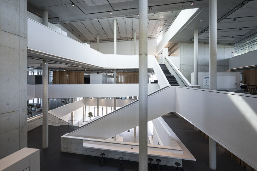 baramundi Headquarters di Henn Architekten | Spazi ufficio