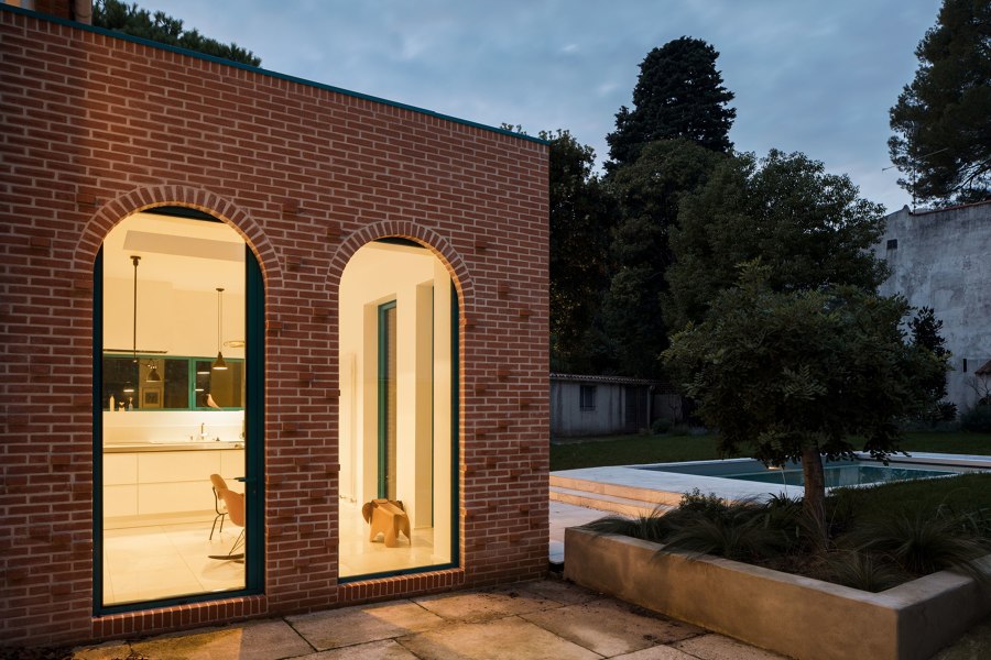 MON house & brick extension von maca architecture | Einfamilienhäuser