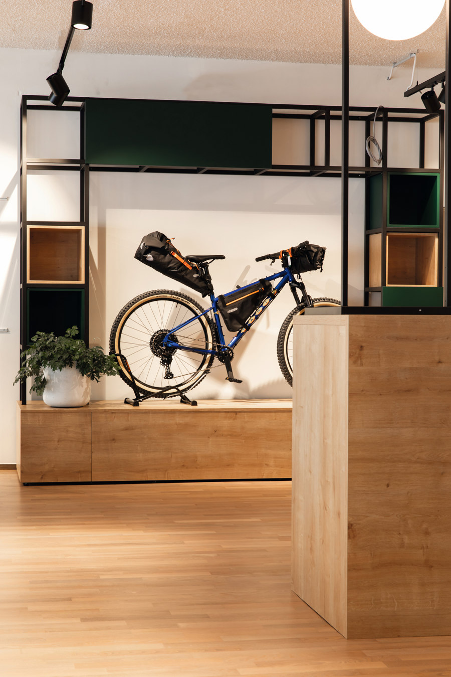 Lucien Bikestore | Shop interiors | EGGER