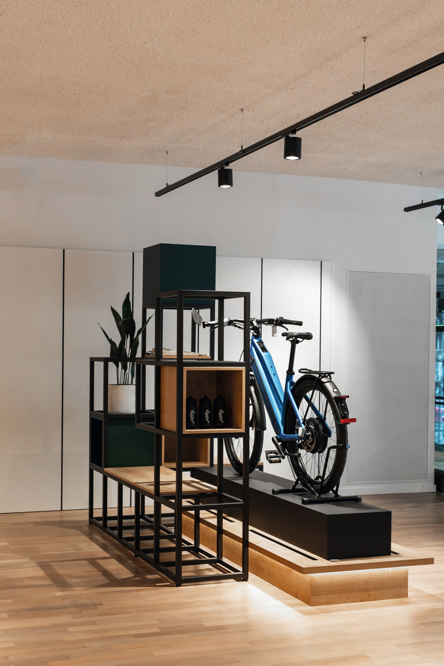 Lucien Bikestore von EGGER | Shop-Interieurs