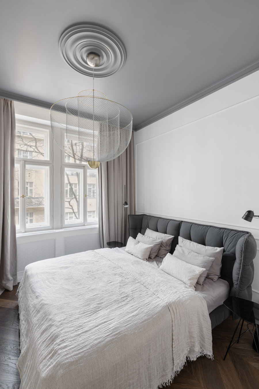 Men's Apartment in the Heart of Vinohrady di SMLXL studio | Locali abitativi