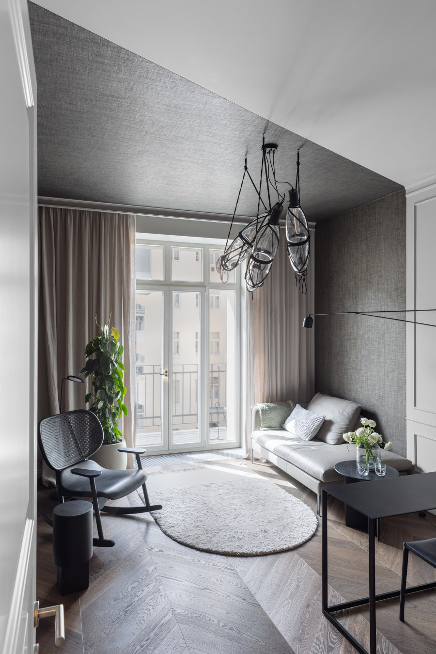 Men's Apartment in the Heart of Vinohrady di SMLXL studio | Locali abitativi