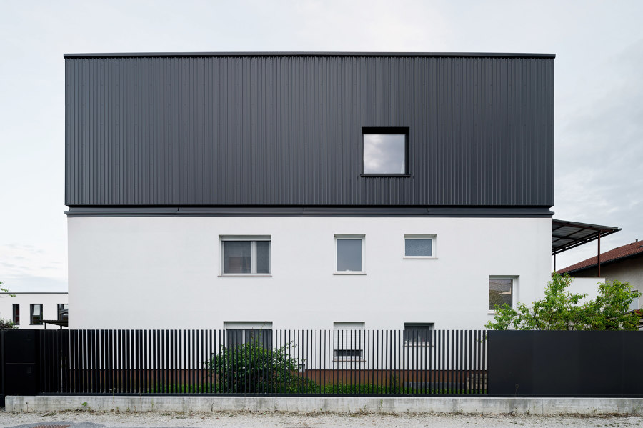 ATTIC REIMAGINED EXTENSION IN LJUBLJANA di ARHITEKTURA | Case unifamiliari