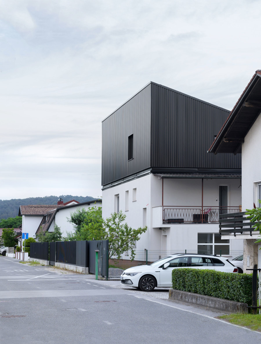 ATTIC REIMAGINED EXTENSION IN LJUBLJANA di ARHITEKTURA | Case unifamiliari