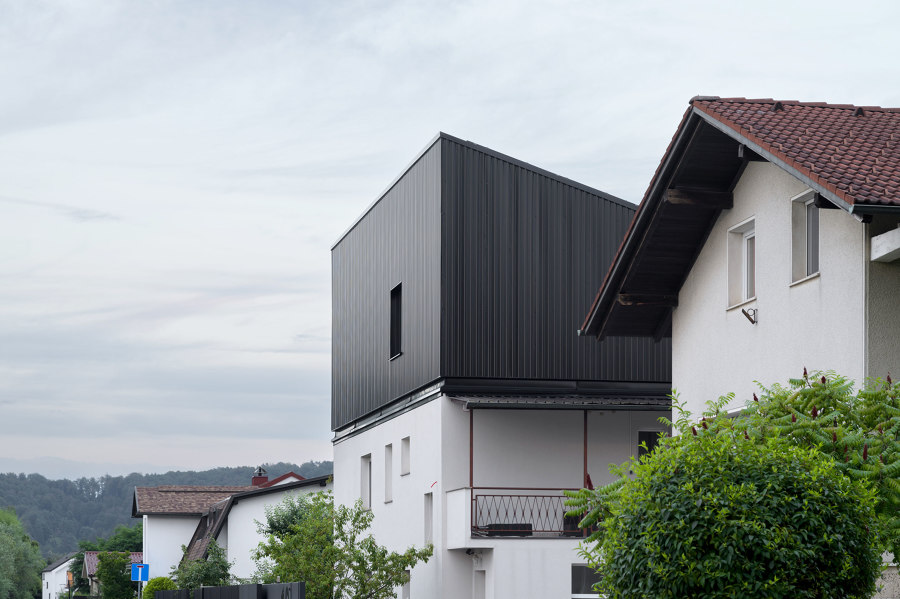 ATTIC REIMAGINED EXTENSION IN LJUBLJANA de ARHITEKTURA | Maisons particulières