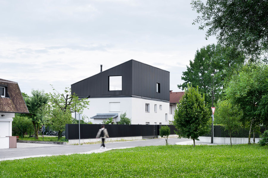 ATTIC REIMAGINED EXTENSION IN LJUBLJANA de ARHITEKTURA | Maisons particulières