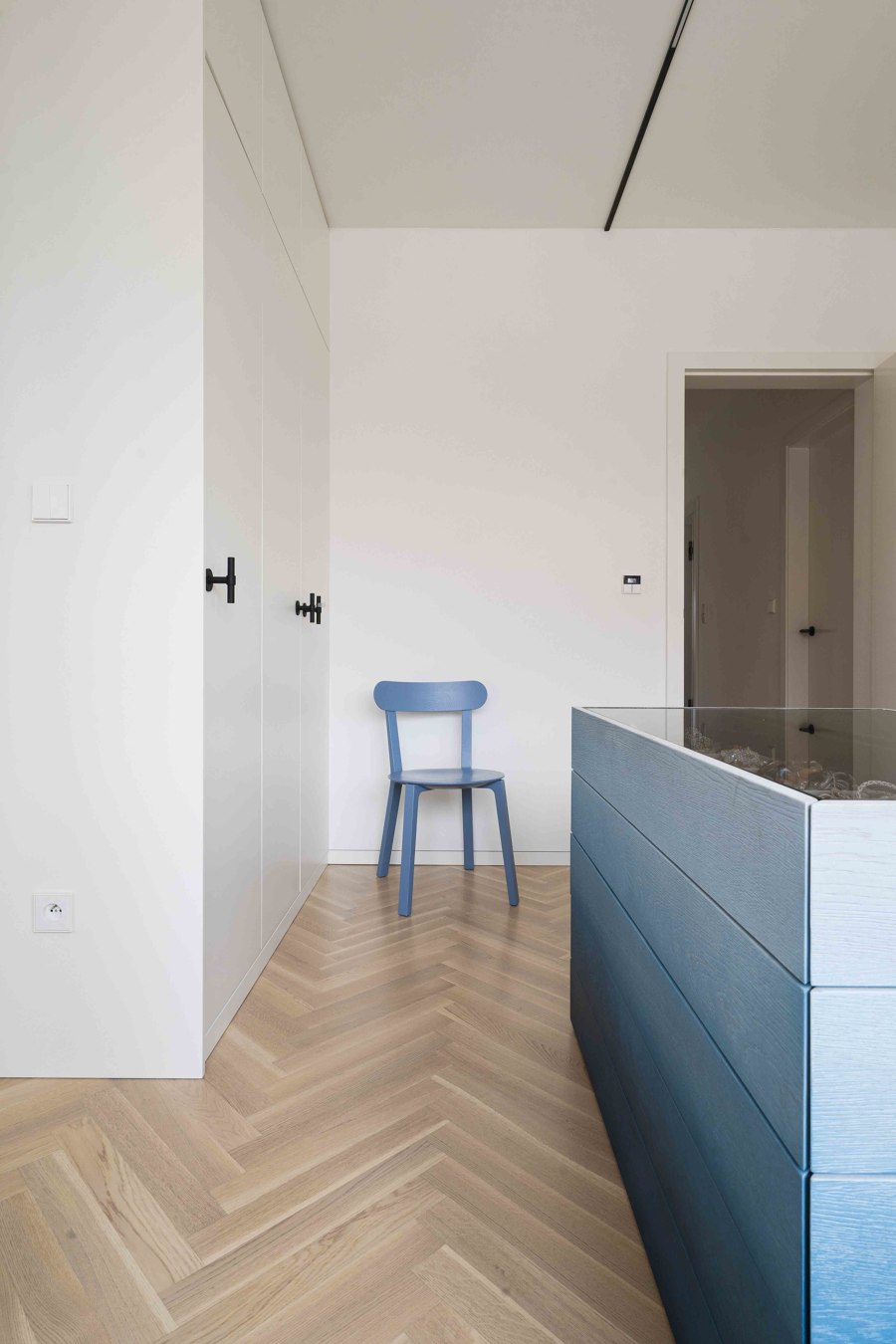 Prague Rooftop Apartment: A Home That Captures the Passage of Time de obliqo | Espacios habitables