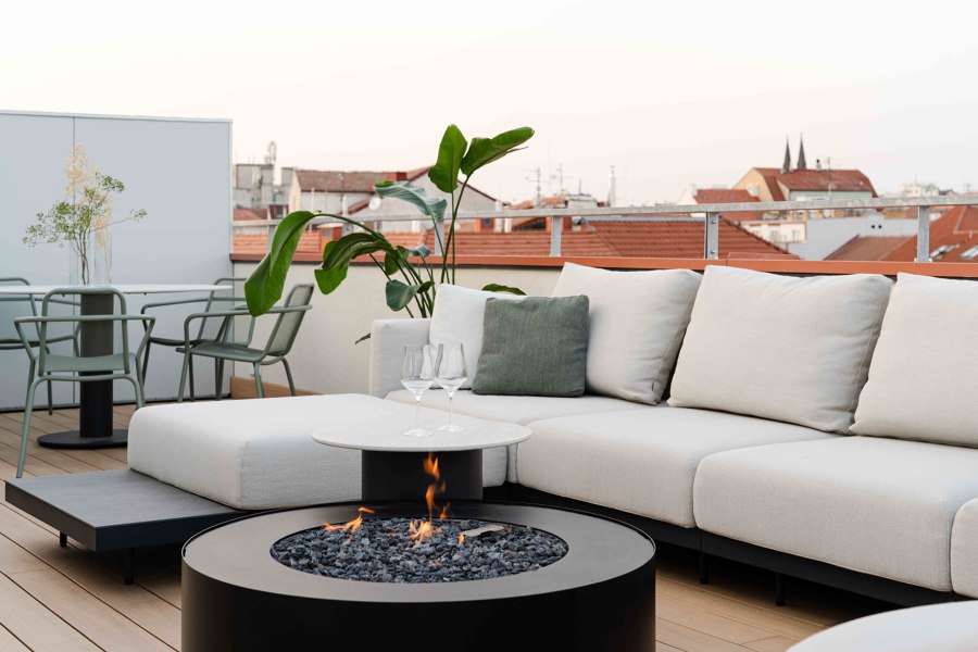 Prague Rooftop Apartment: A Home That Captures the Passage of Time di obliqo | Locali abitativi