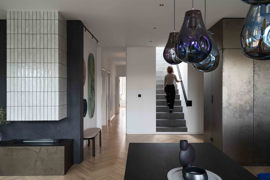 Prague Rooftop Apartment: A Home That Captures the Passage of Time di obliqo | Locali abitativi