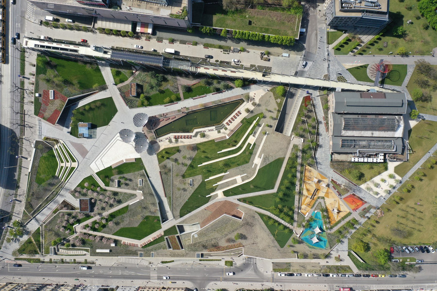 A green park filled with concrete furniture – Millenáris Széllkapu, Budapest de VPI Concrete | Referencias de fabricantes