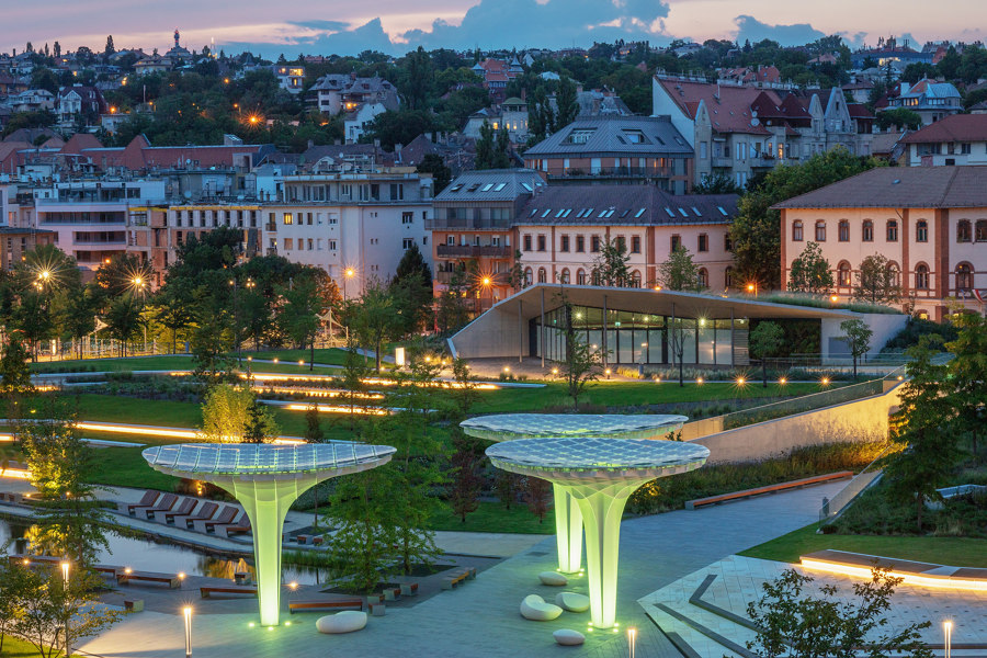 A green park filled with concrete furniture – Millenáris Széllkapu, Budapest de VPI Concrete | Referencias de fabricantes
