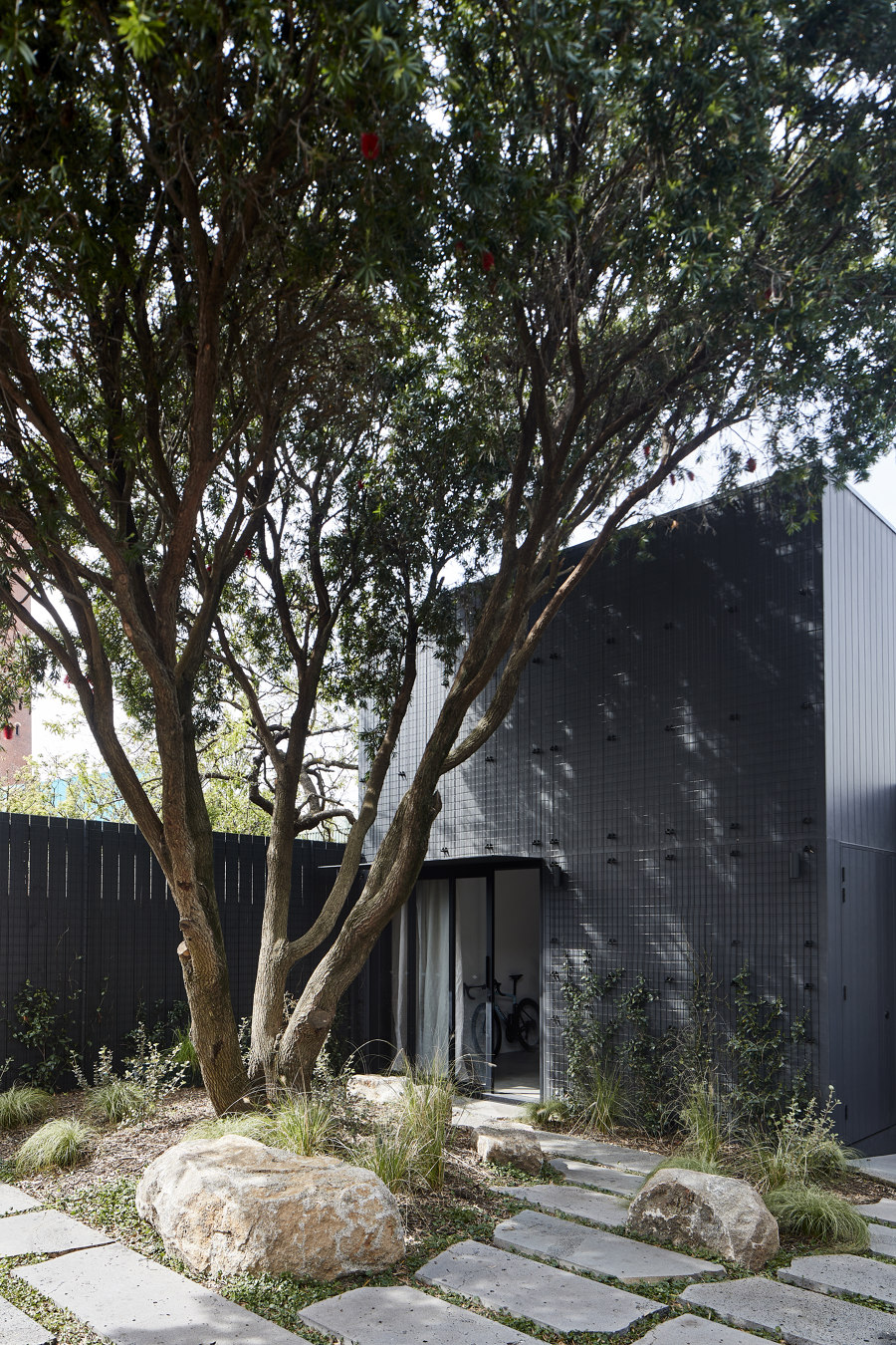 Clifton Hill Courtyard House by Eliza Blair Architecture and Studio mkn | Detached houses