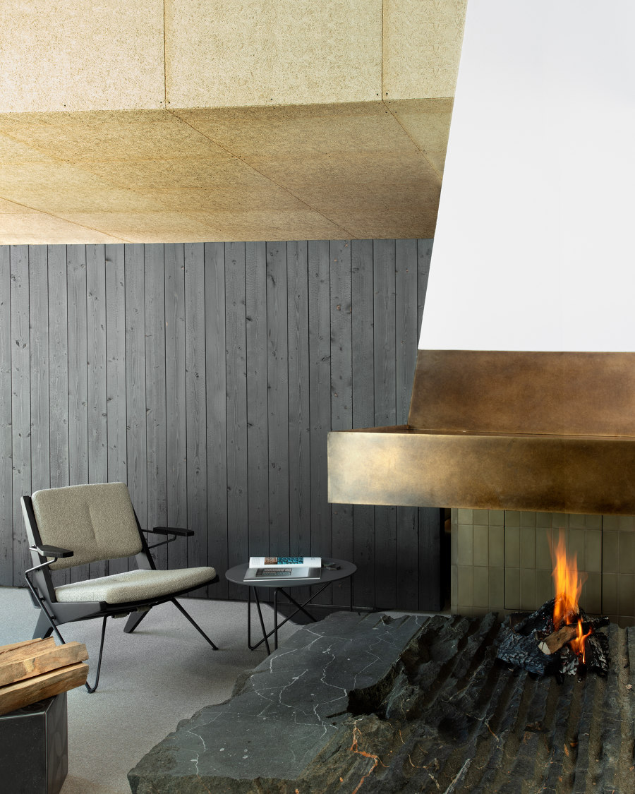 Fireplace - Showroom for a stove maker von Messner Architects | Showrooms