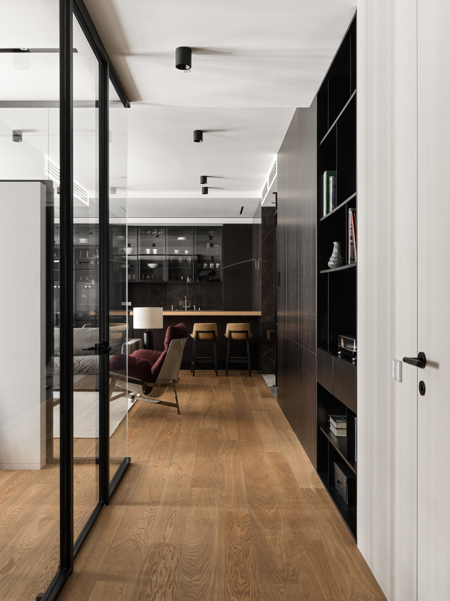 Minimalist apartment with glass cube inside von AIYA bureau | Wohnräume