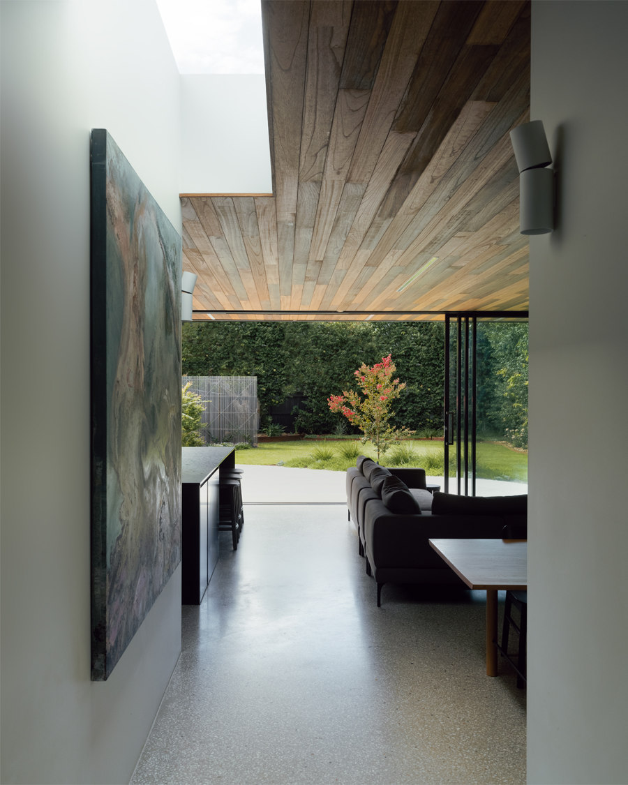 Kristy - Hughesdale House by Tom Eckersley Architects | Detached houses