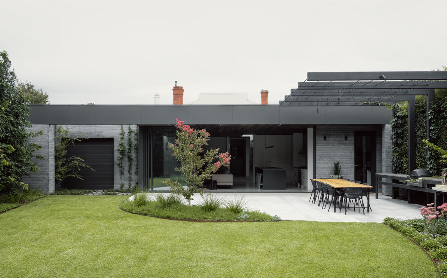 Kristy - Hughesdale House di Tom Eckersley Architects | Case unifamiliari