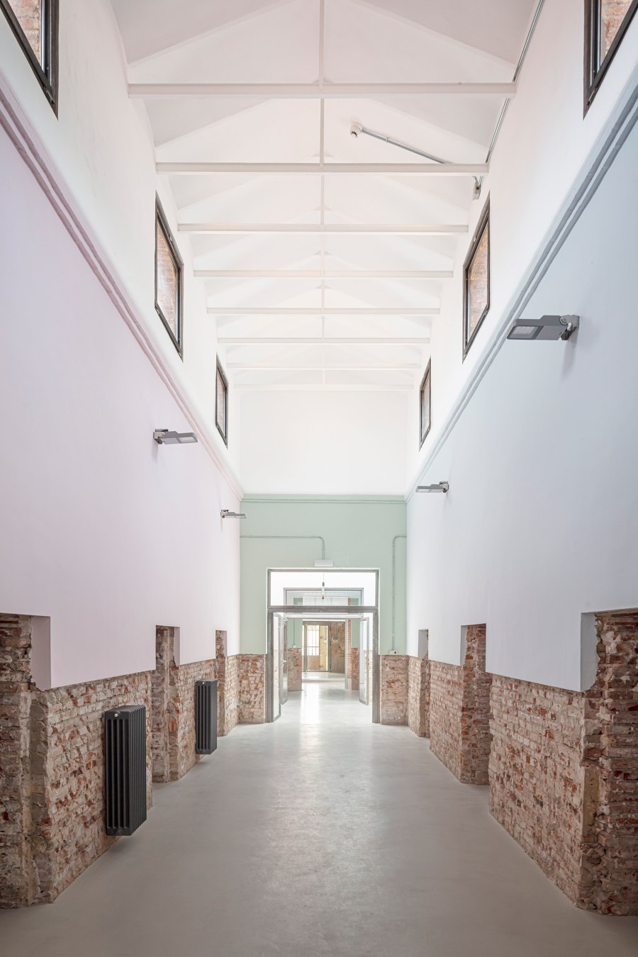 El Roser Social Center von Josep Ferrando Architecture and Gallego Arquitectura | Messe- und Ausstellungsbauten