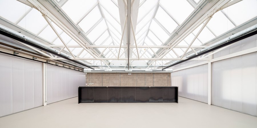 El Roser Social Center di Josep Ferrando Architecture and Gallego Arquitectura | Centri fieristici ed espositivi