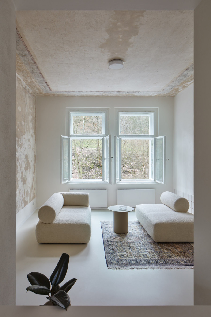 Karlovy Vary Apartment | Wohnräume | Plus One Architects