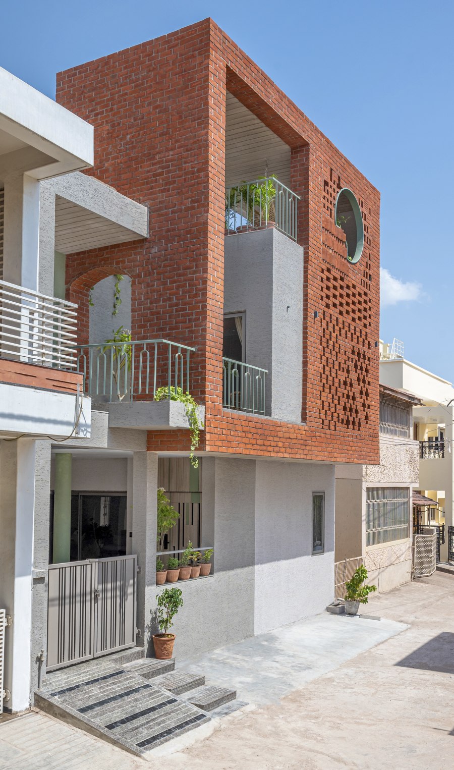 Renovation of House von Manoj Patel Design Studio | Einfamilienhäuser