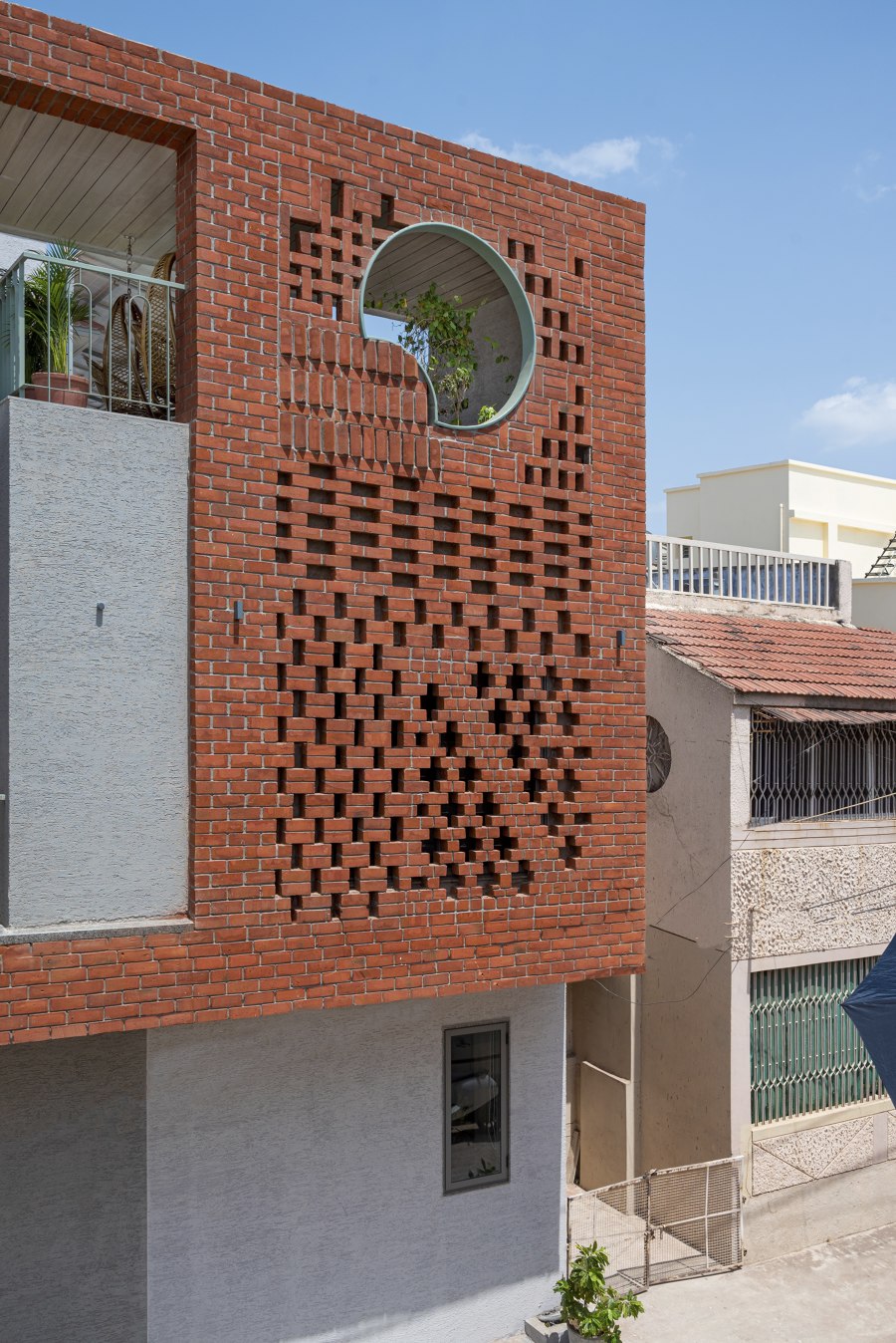 Renovation of House di Manoj Patel Design Studio | Case unifamiliari