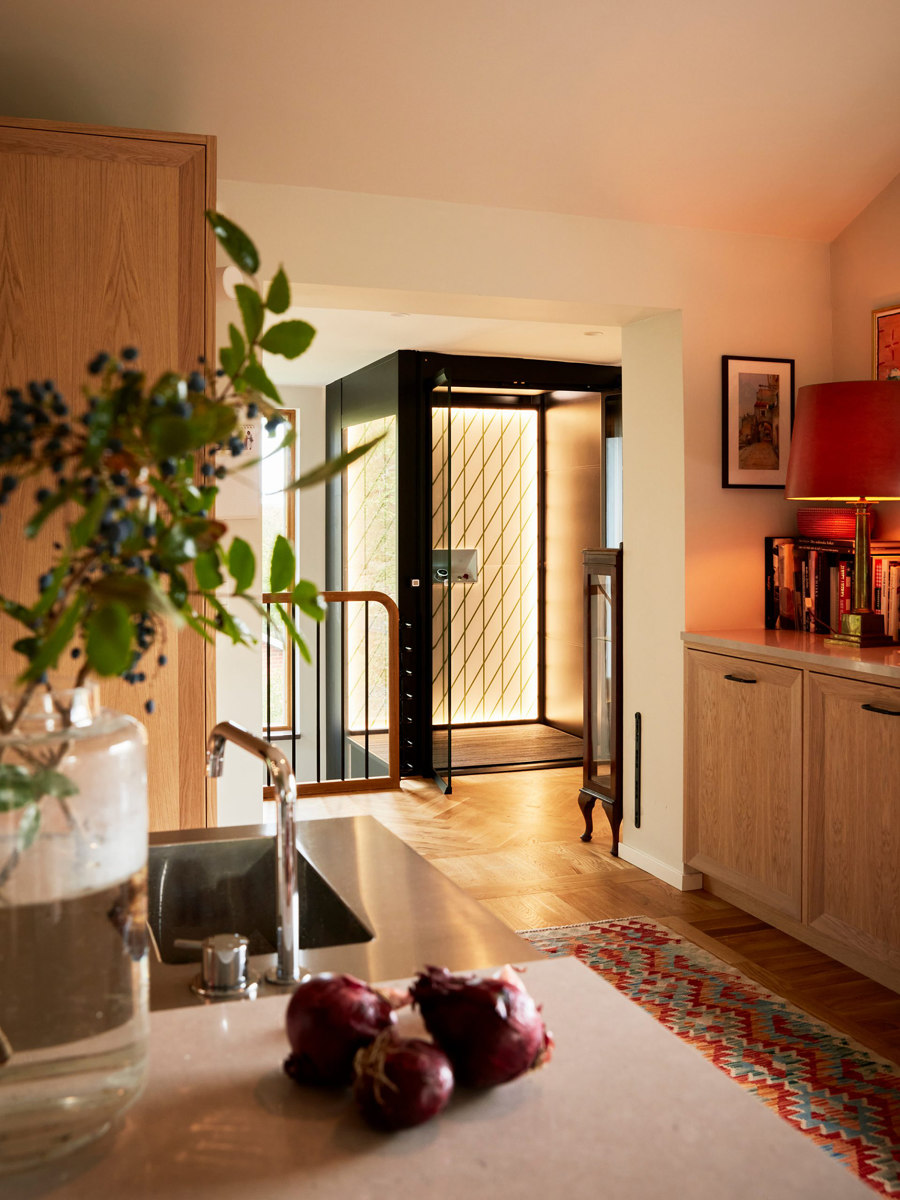 Modern home lift blends in well with the completely renovated 60s house di Aritco Lift | Riferimenti di produttori