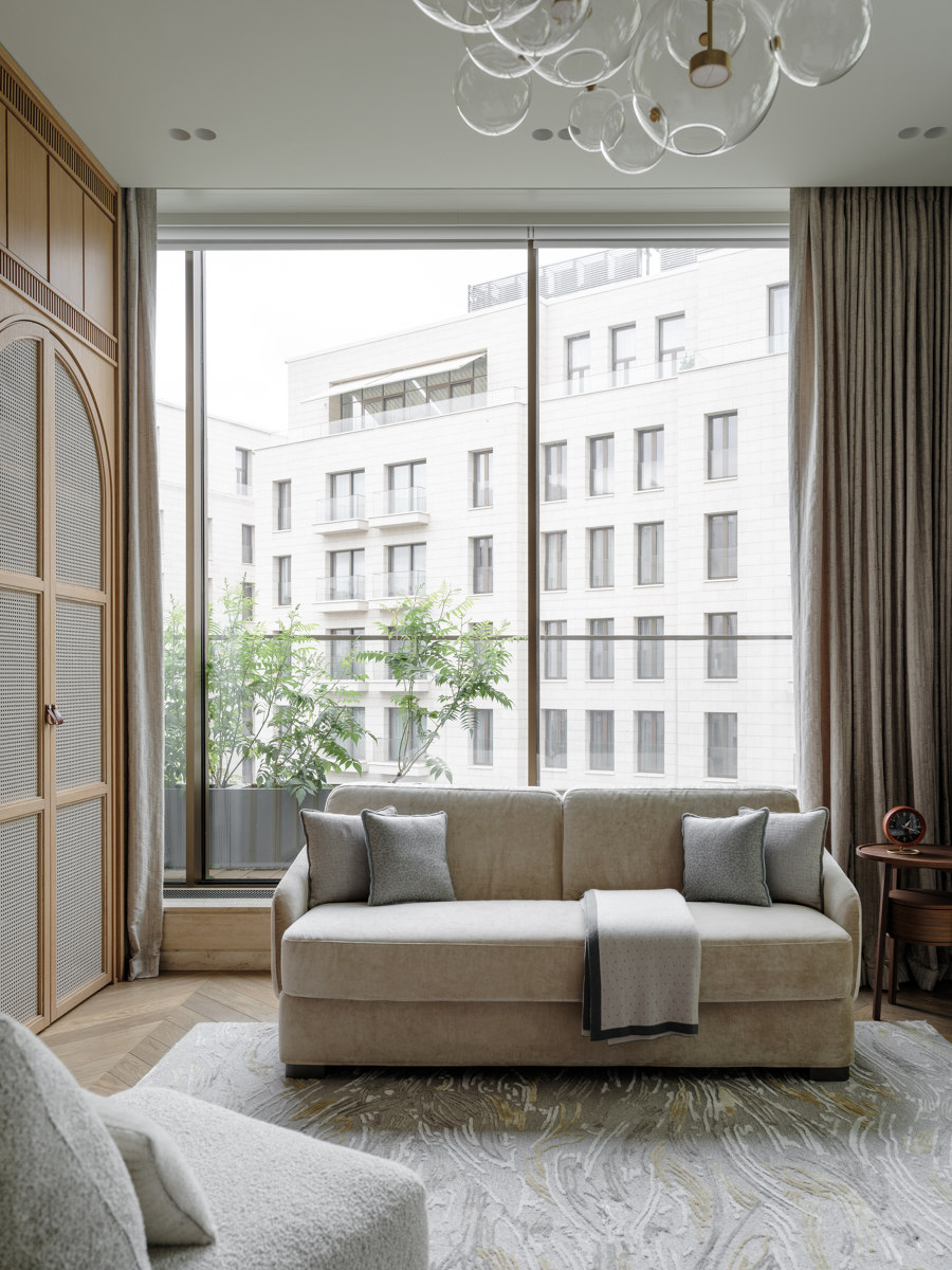 Modern Apartment Where Slow Living Trend Meet Exquisite Designs di O&A London | Locali abitativi