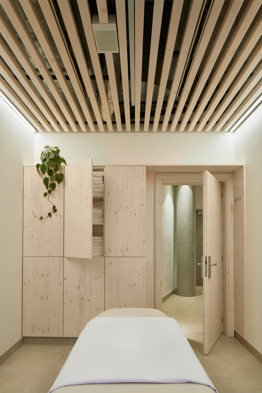 Sauna World in Trebon di Plus One Architects | Inmpianti SPA