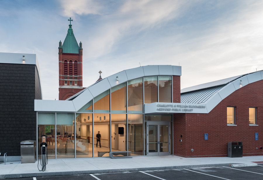 Charlotte & William Bloomberg Medford Public Library di Schwartz/Silver Architects | Biblioteche