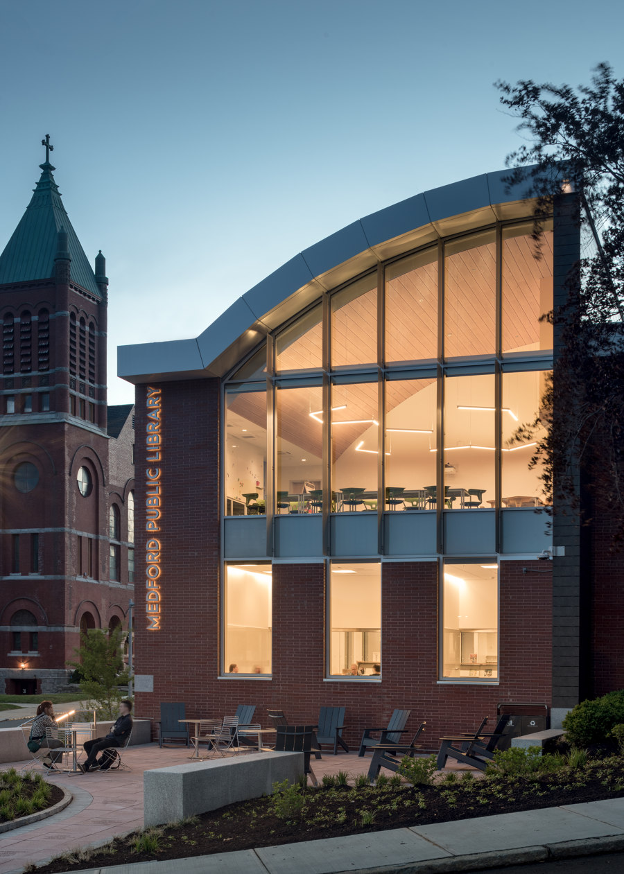 Charlotte & William Bloomberg Medford Public Library de Schwartz/Silver Architects | Bibliotecas