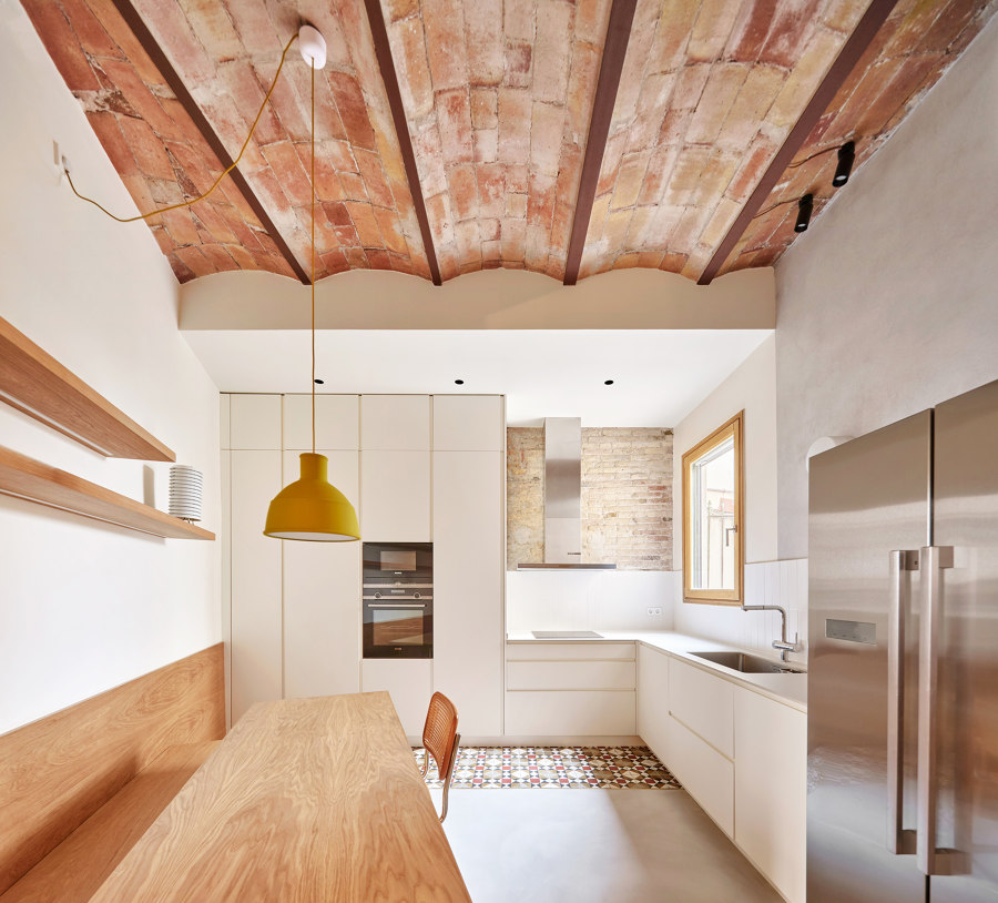 Warm minimalism in a 1900 building | Living space | Forma Arquitectura