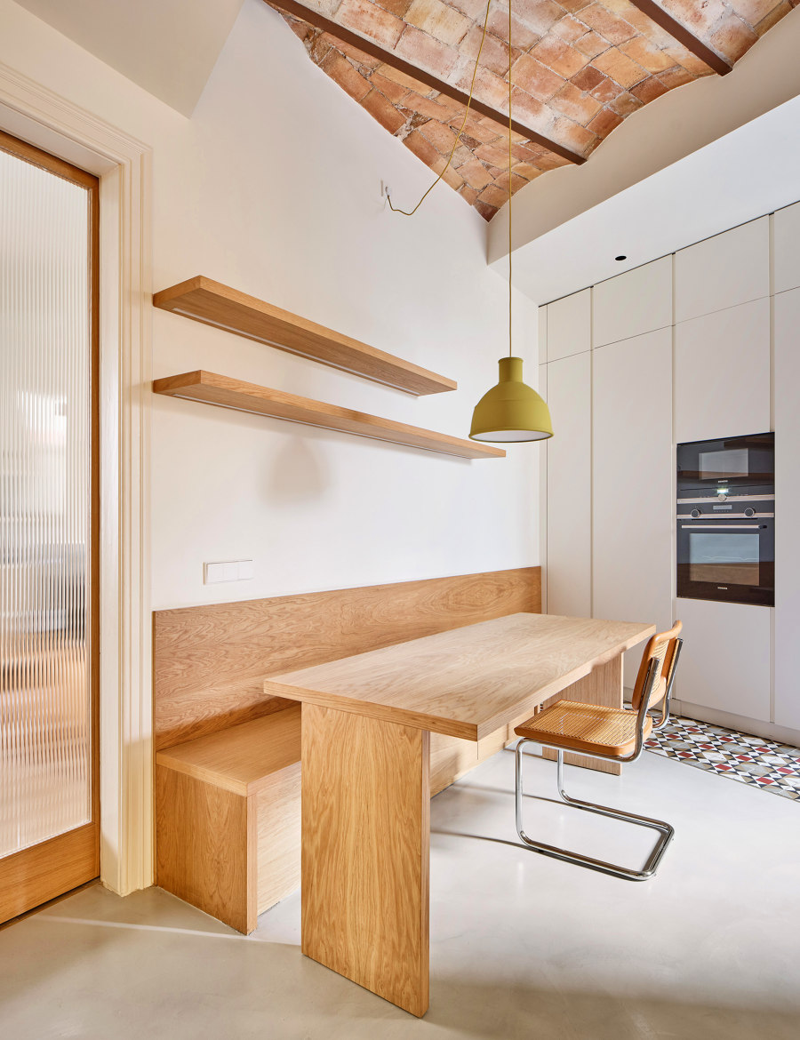 Warm minimalism in a 1900 building de Forma Arquitectura | Pièces d'habitation