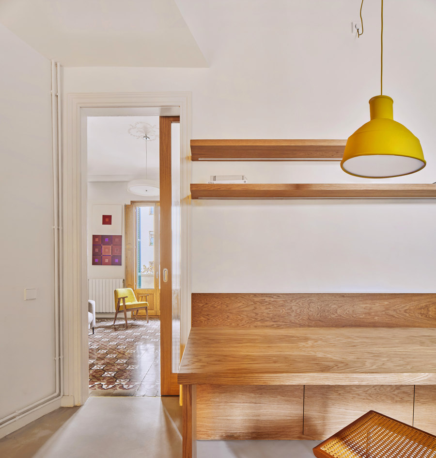 Warm minimalism in a 1900 building de Forma Arquitectura | Pièces d'habitation